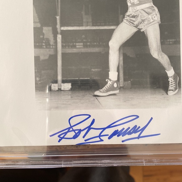 2020 Leaf 8 x 10 Bob Cousy Beckett slabbed - Picture 2 of 4